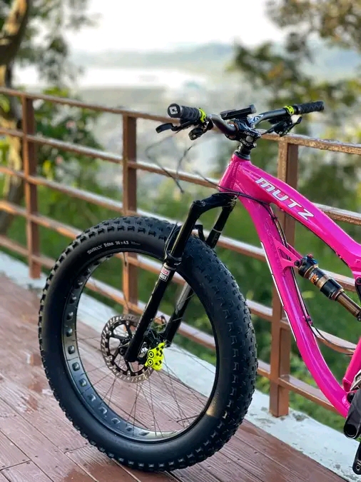 Foes Mutz pink Magura